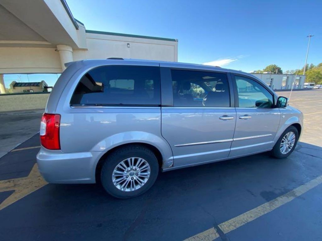 2014 Chrysler Town & Country Image 4