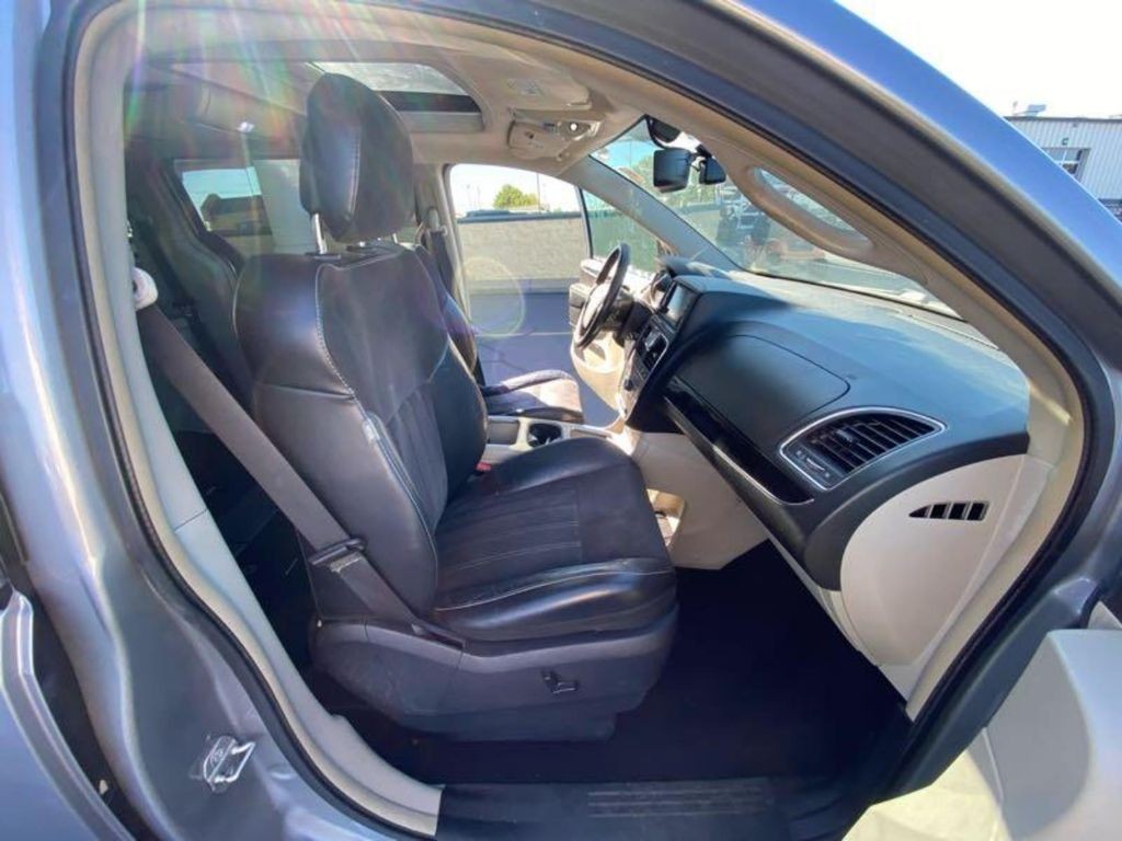 2014 Chrysler Town & Country Image 6