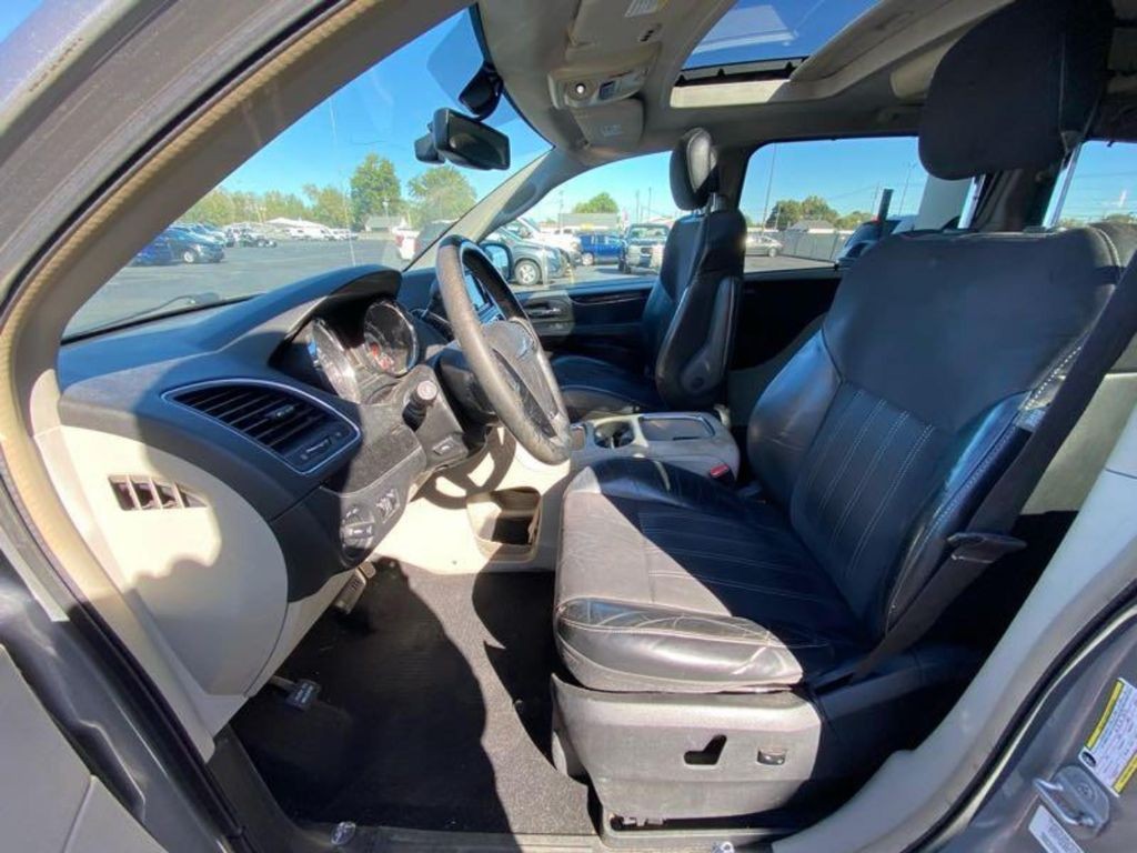 2014 Chrysler Town & Country Image 7