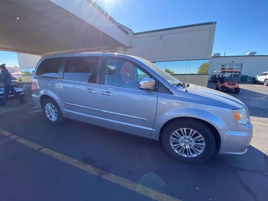2014 Chrysler Town & Country Image 9