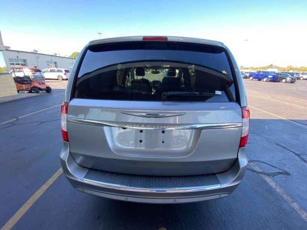 2014 Chrysler Town & Country Image 10