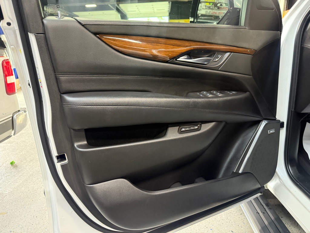 2016 Cadillac Escalade Image 10