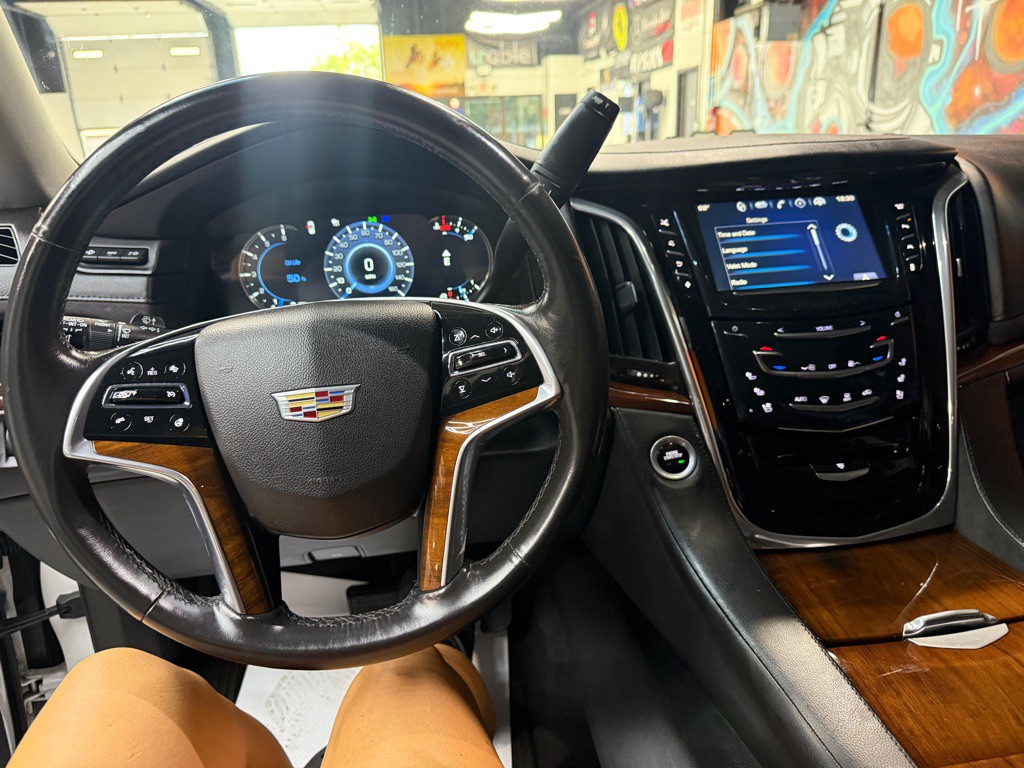 2016 Cadillac Escalade Image 13