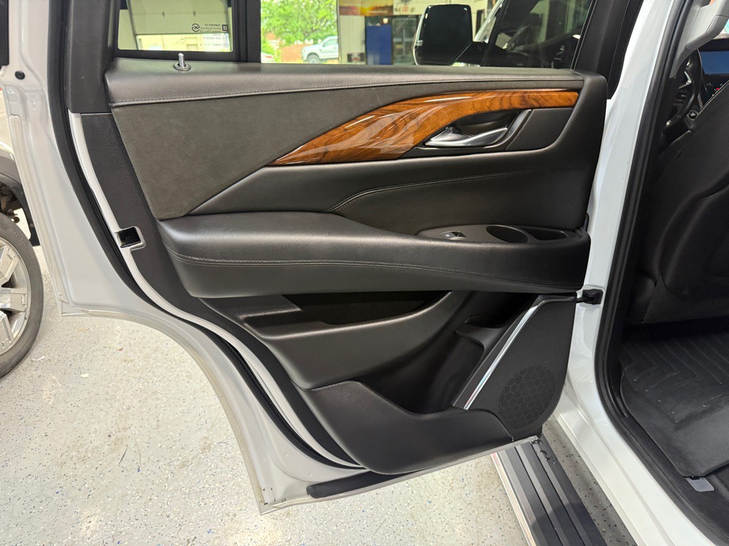 2016 Cadillac Escalade Image 16