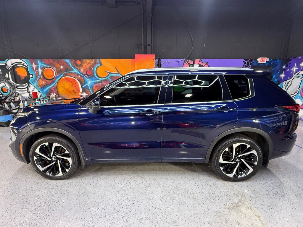 2022 Mitsubishi Outlander Image 2