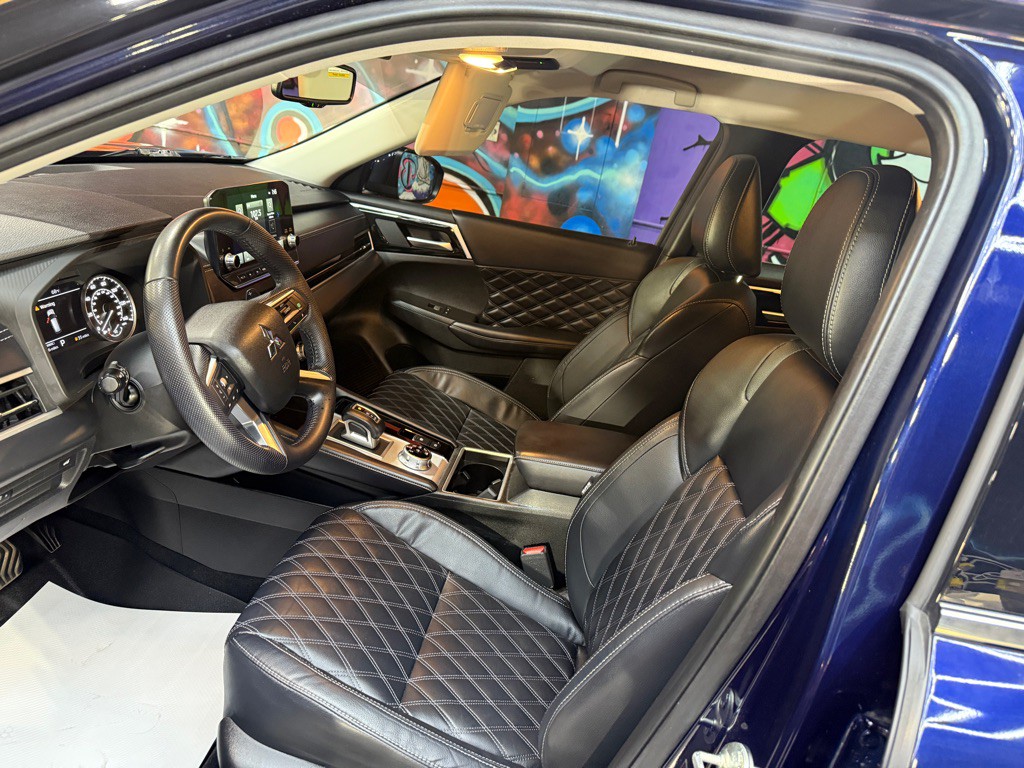 2022 Mitsubishi Outlander Image 8