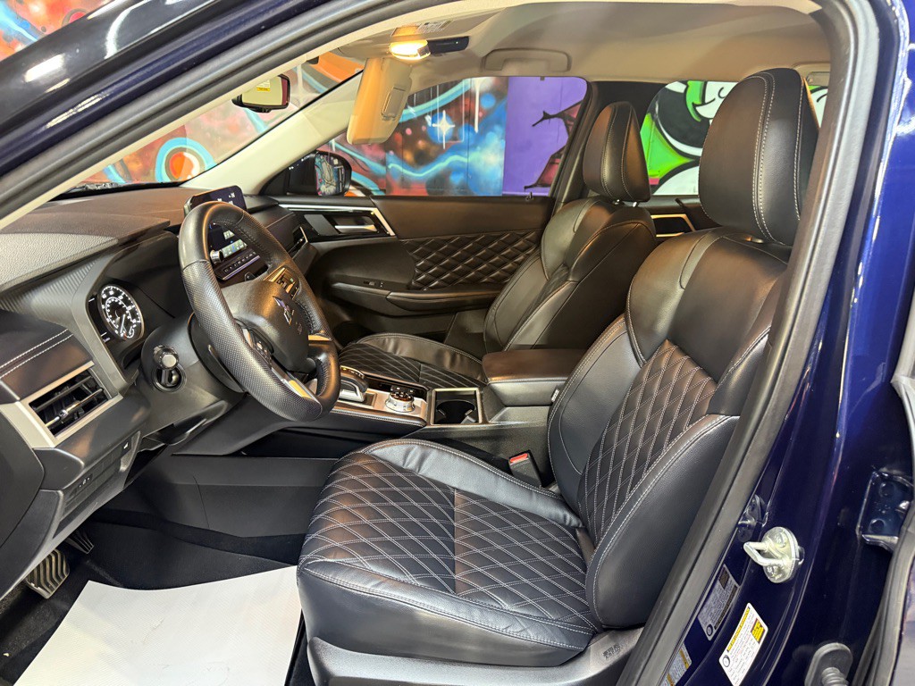2022 Mitsubishi Outlander Image 9