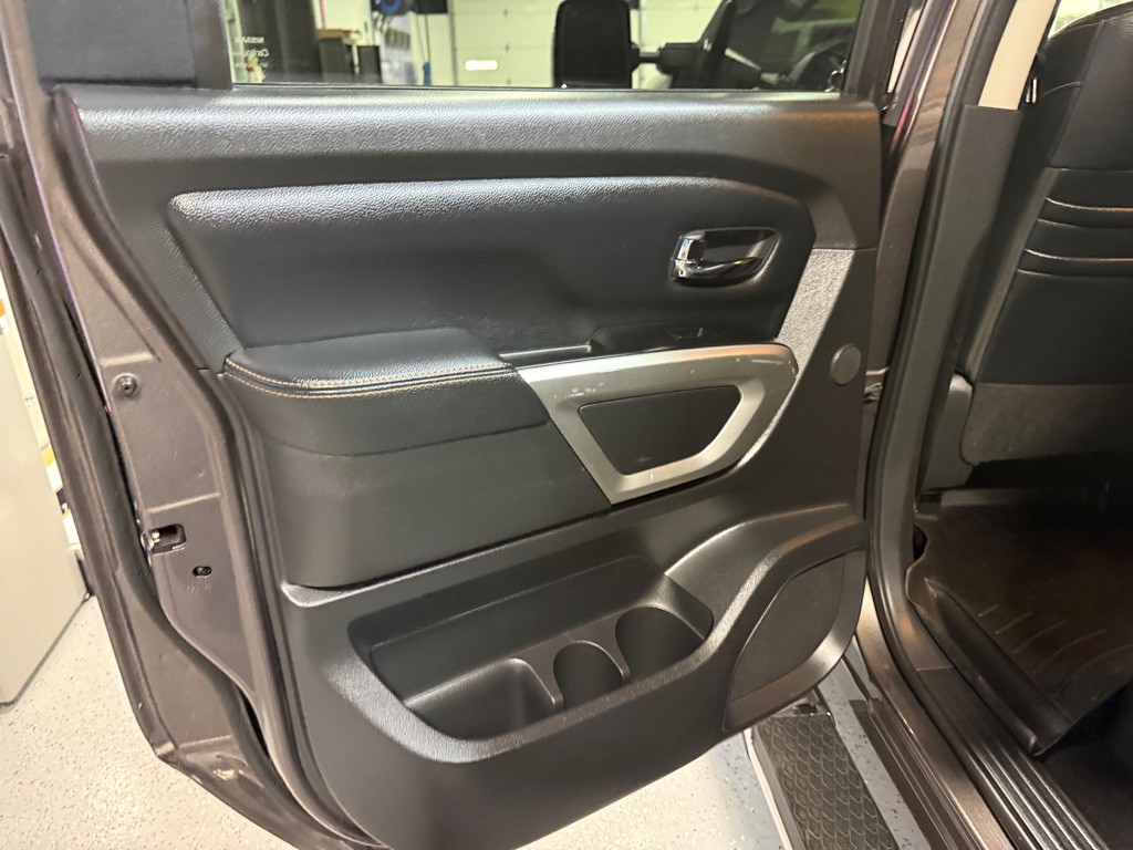 2017 Nissan Titan Image 17