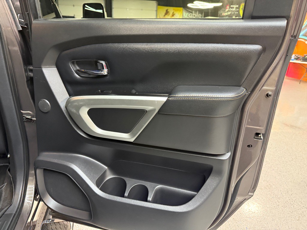 2017 Nissan Titan Image 19