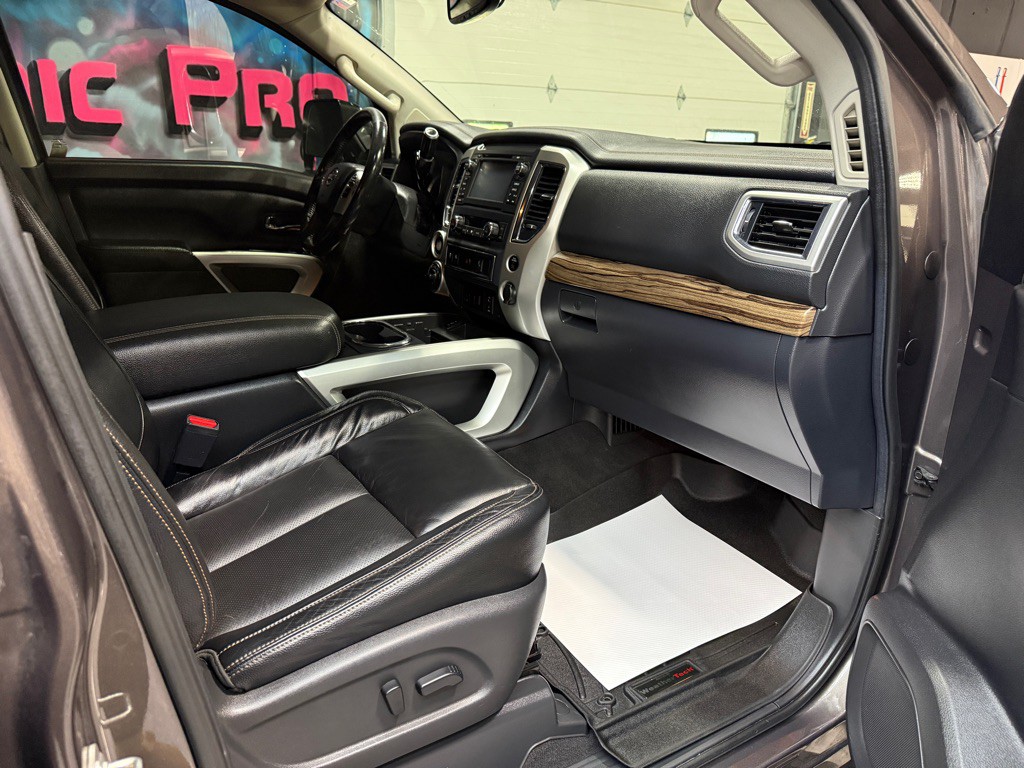 2017 Nissan Titan Image 20