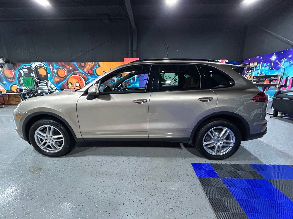 2016 Porsche Cayenne Image 2