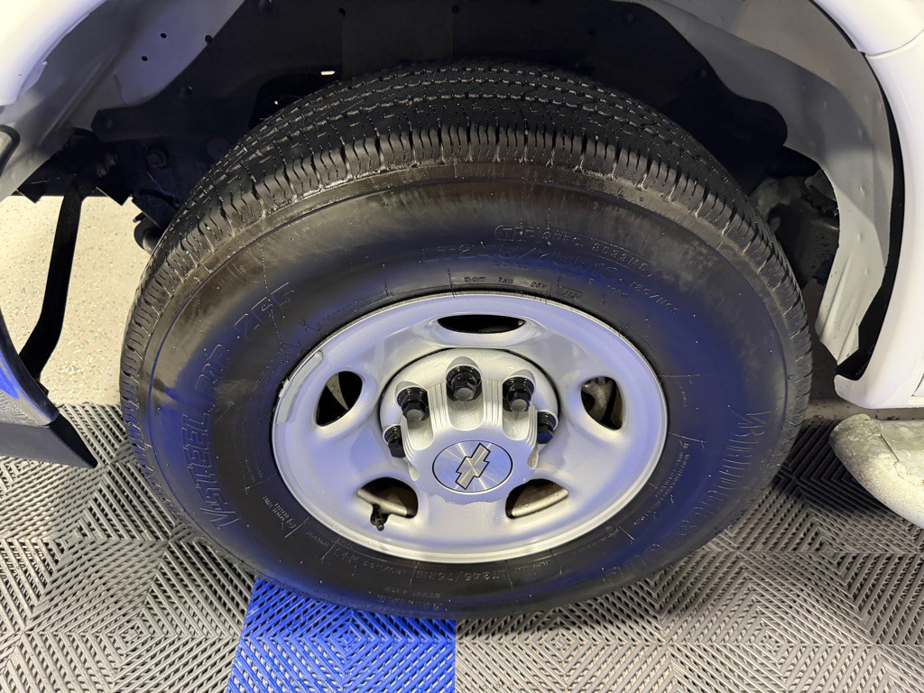 2024 Chevrolet Express Image 24