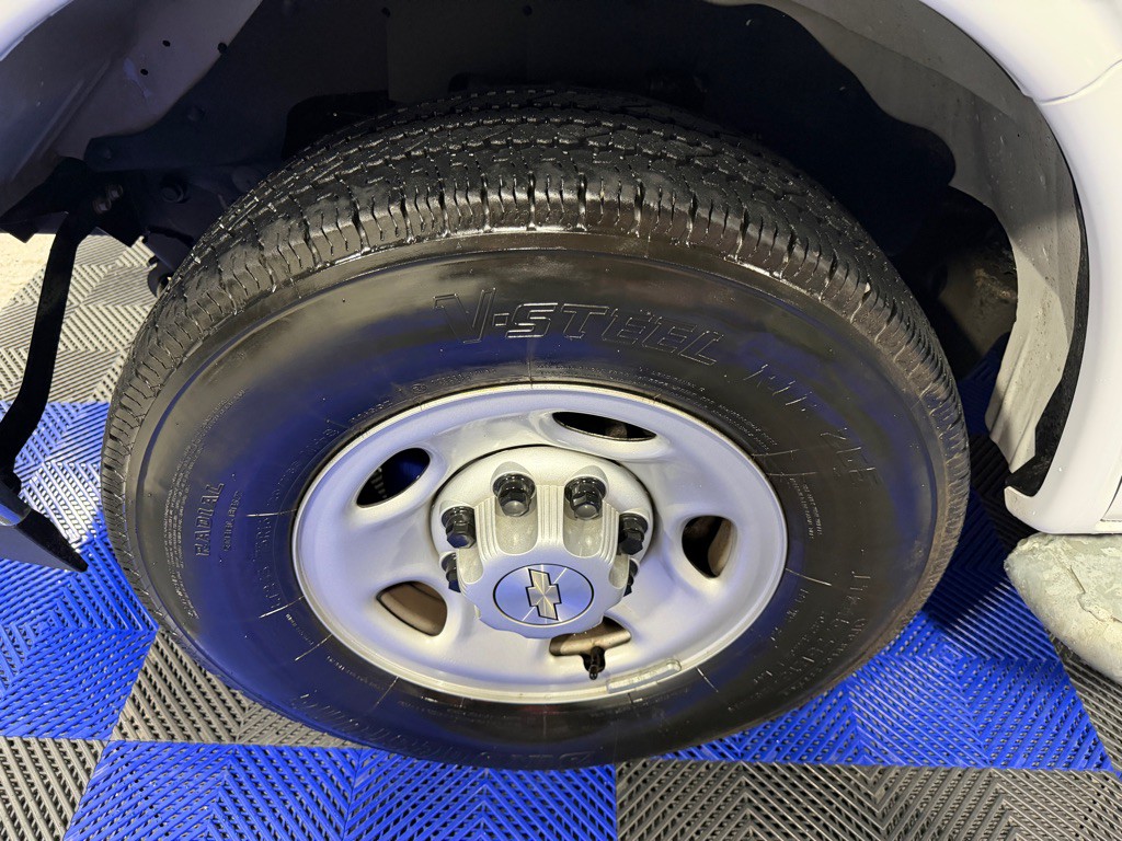 2024 Chevrolet Express Image 24