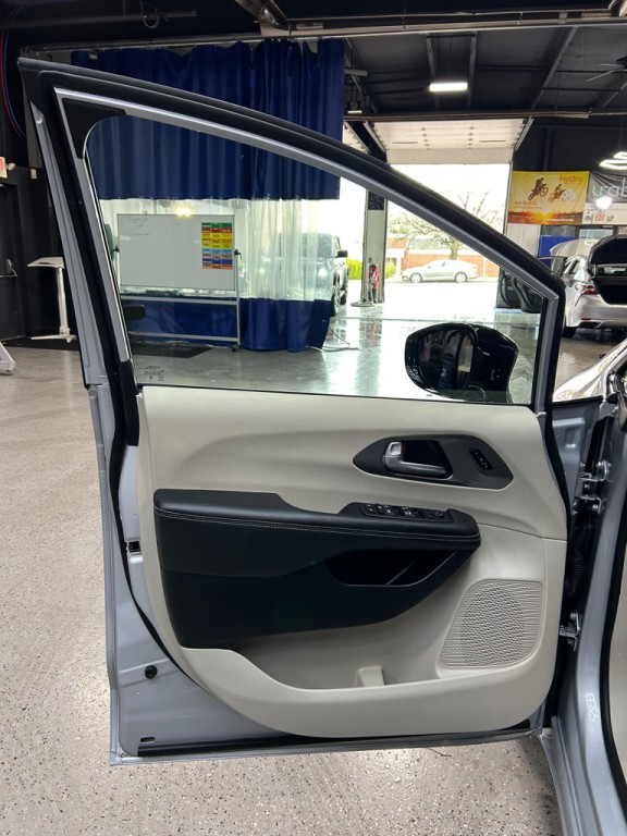 2024 Chrysler Pacifica Image 23