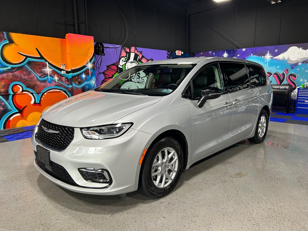 2024 Chrysler Pacifica Image 1