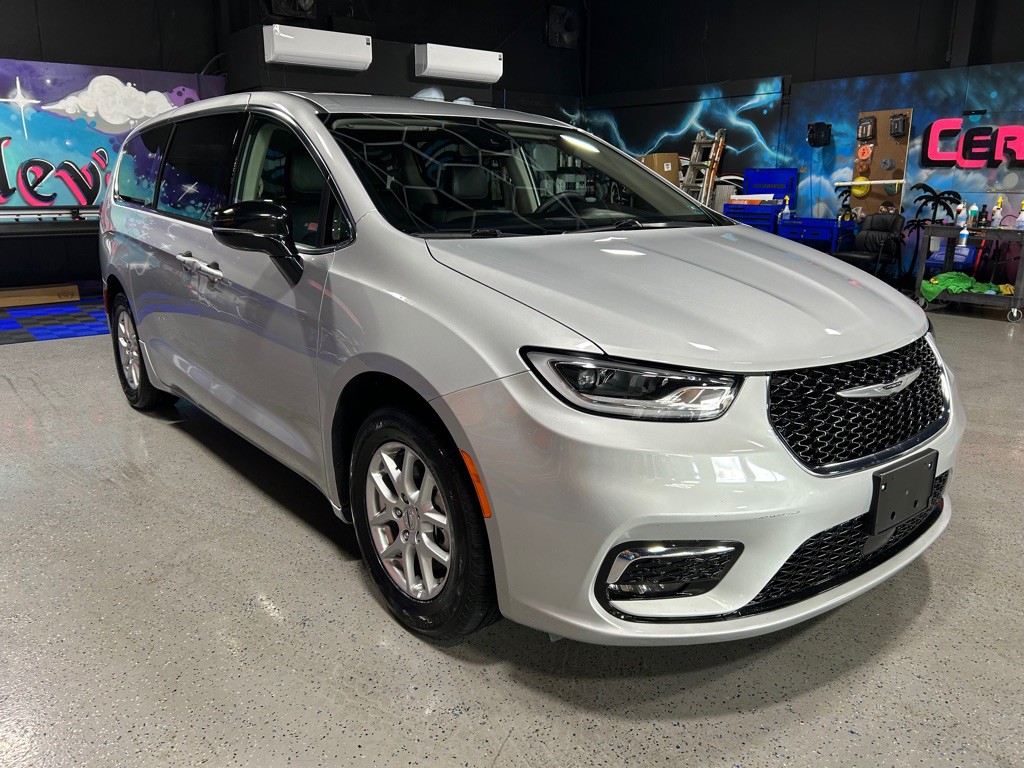 2024 Chrysler Pacifica Image 3