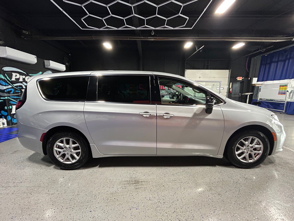 2024 Chrysler Pacifica Image 4