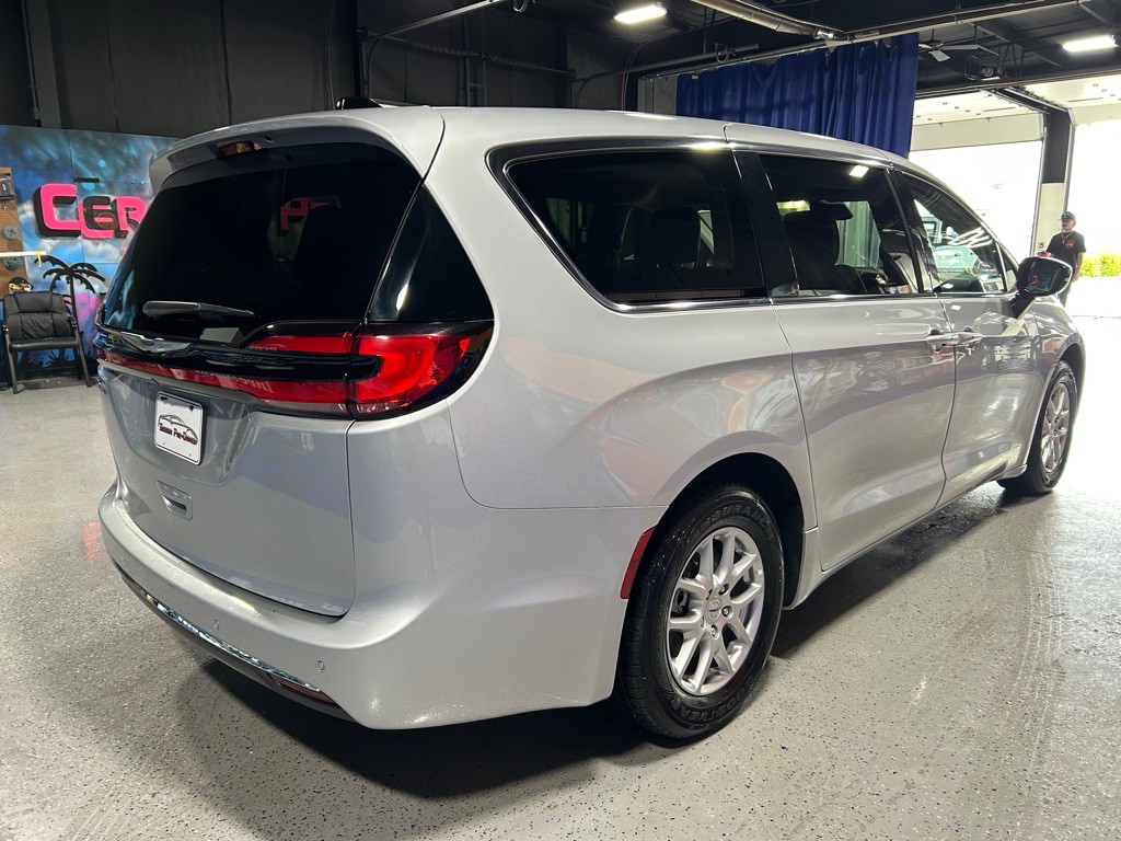 2024 Chrysler Pacifica Image 5