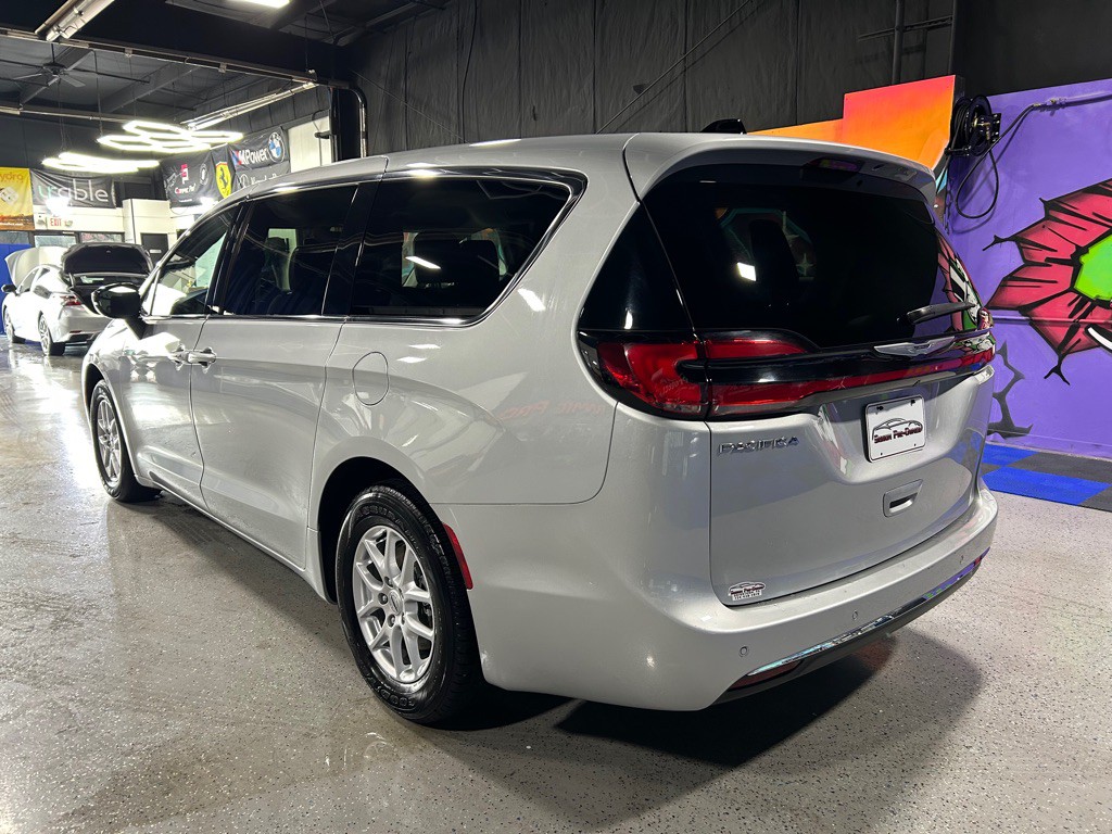 2024 Chrysler Pacifica Image 7