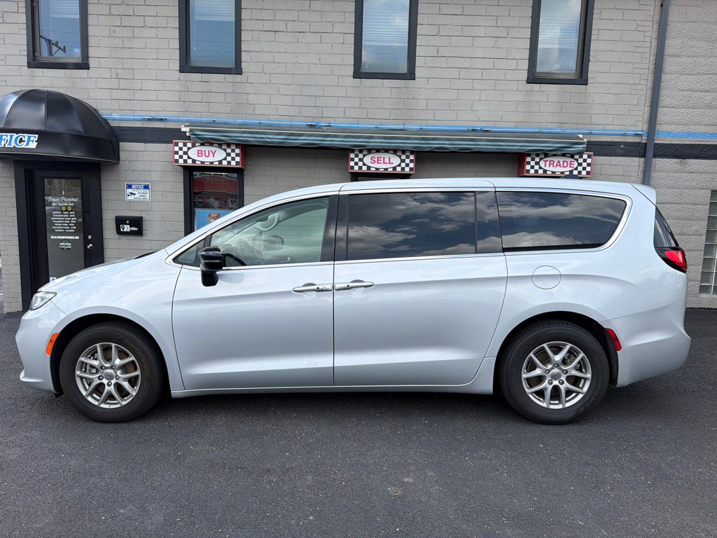 2024 Chrysler Pacifica Image 25