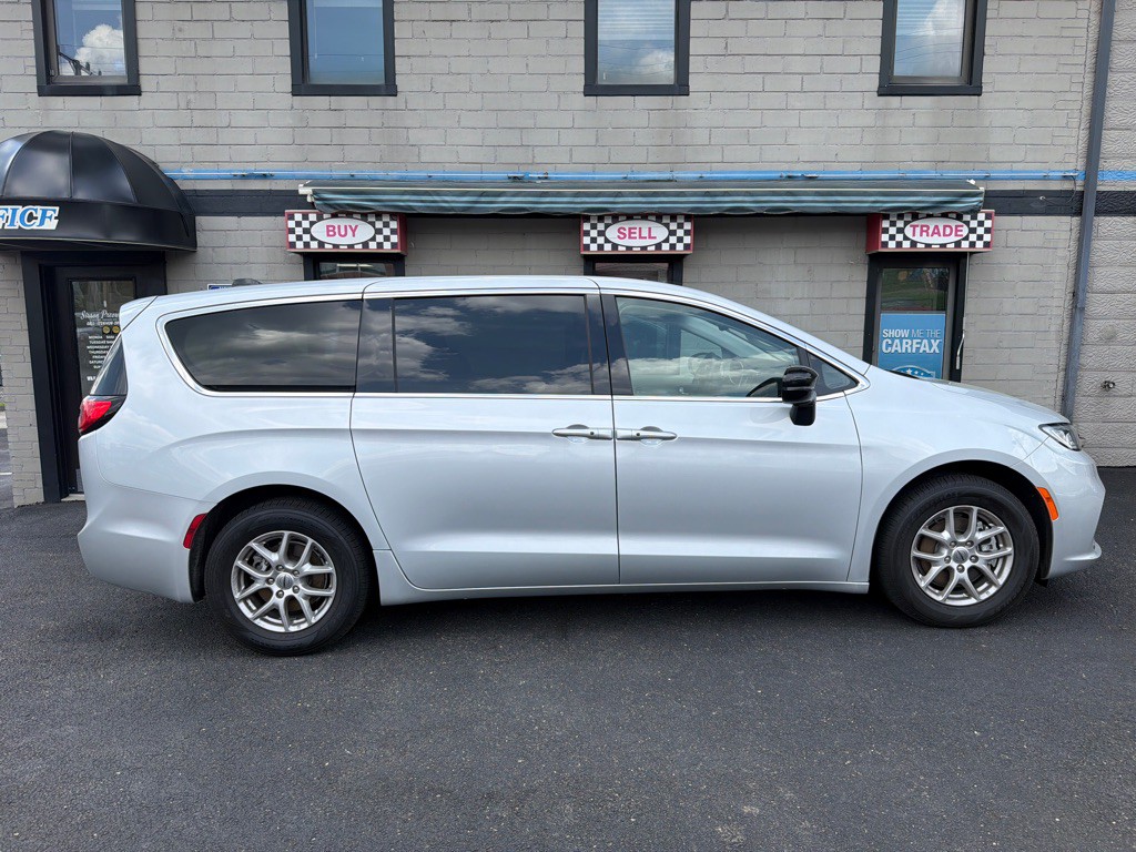 2024 Chrysler Pacifica Image 29