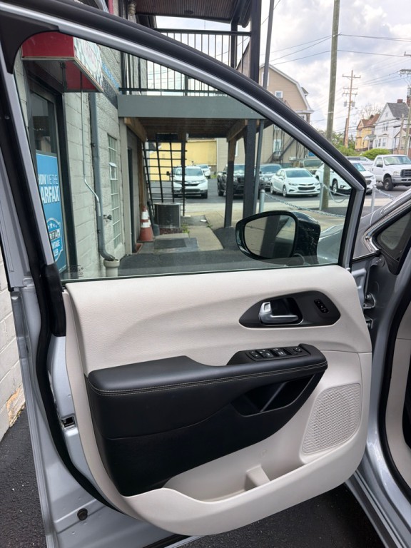 2024 Chrysler Pacifica Image 32