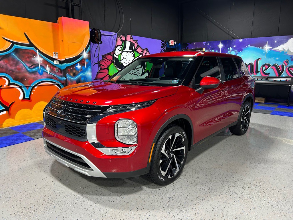 2023 Mitsubishi Outlander Image 1