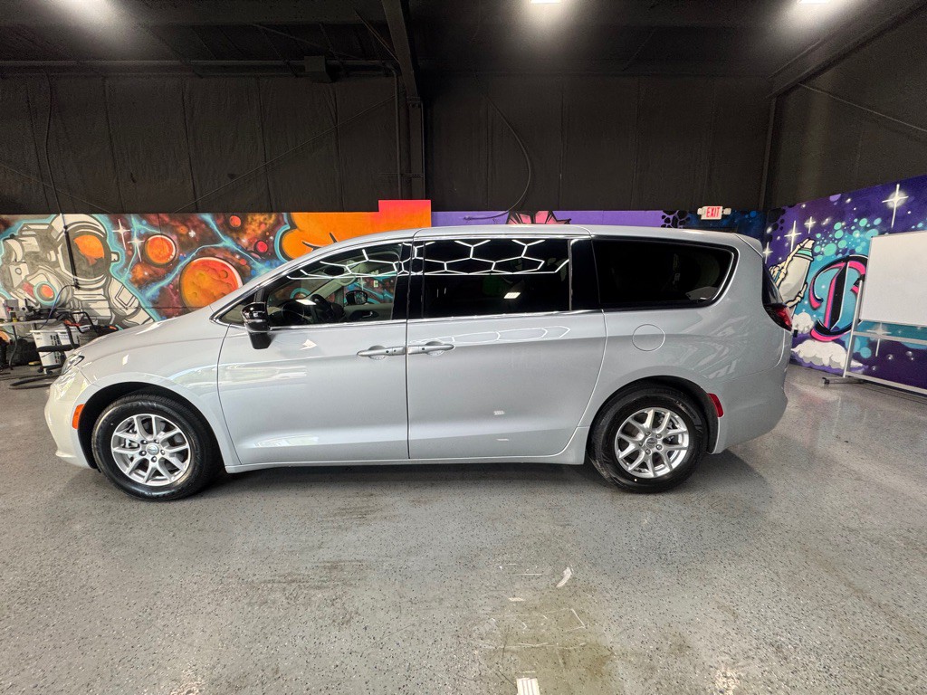 2024 Chrysler Pacifica Image 2