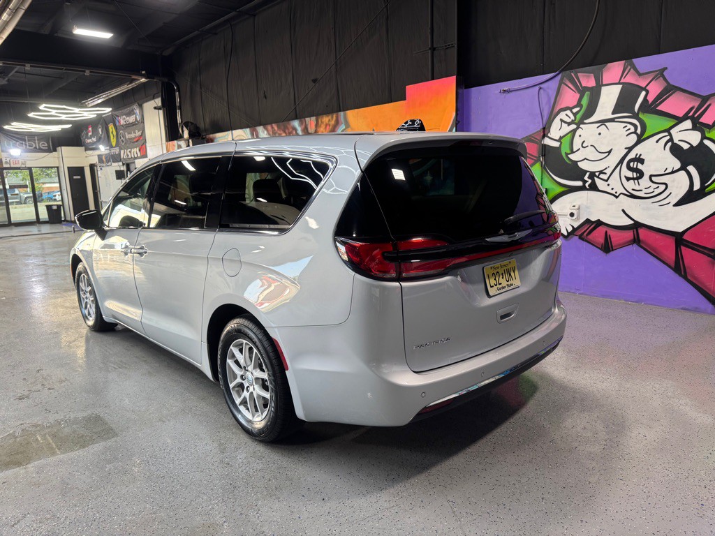 2024 Chrysler Pacifica Image 3