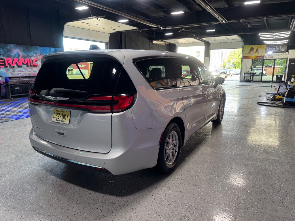 2024 Chrysler Pacifica Image 5