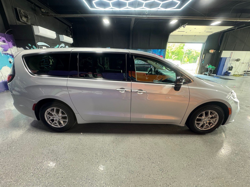 2024 Chrysler Pacifica Image 6