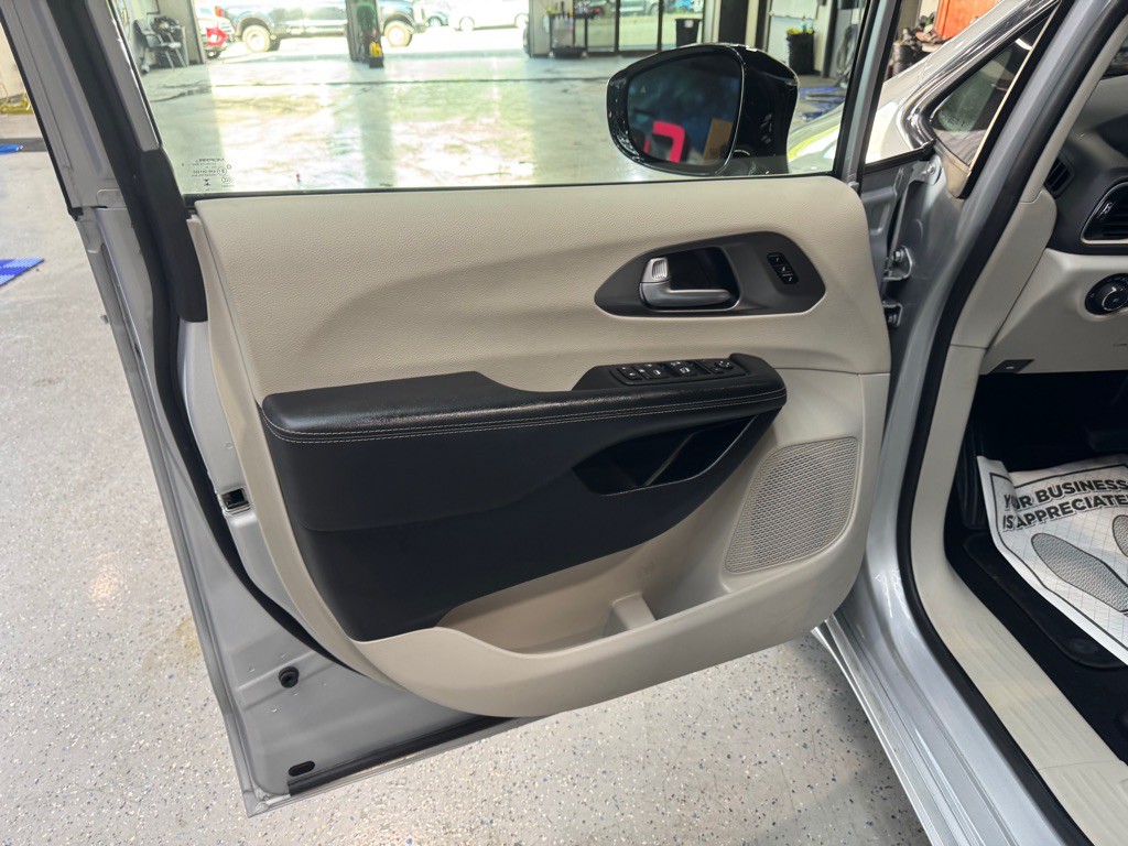 2024 Chrysler Pacifica Image 12