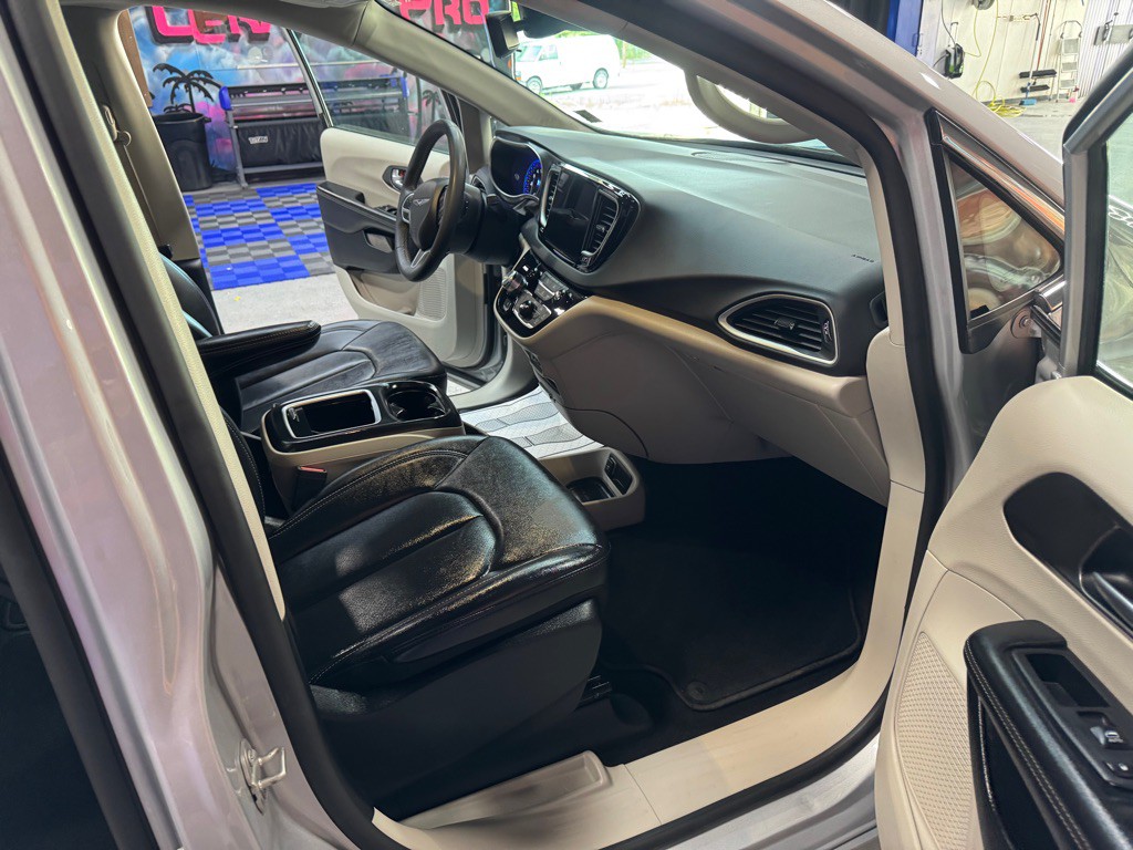 2024 Chrysler Pacifica Image 15