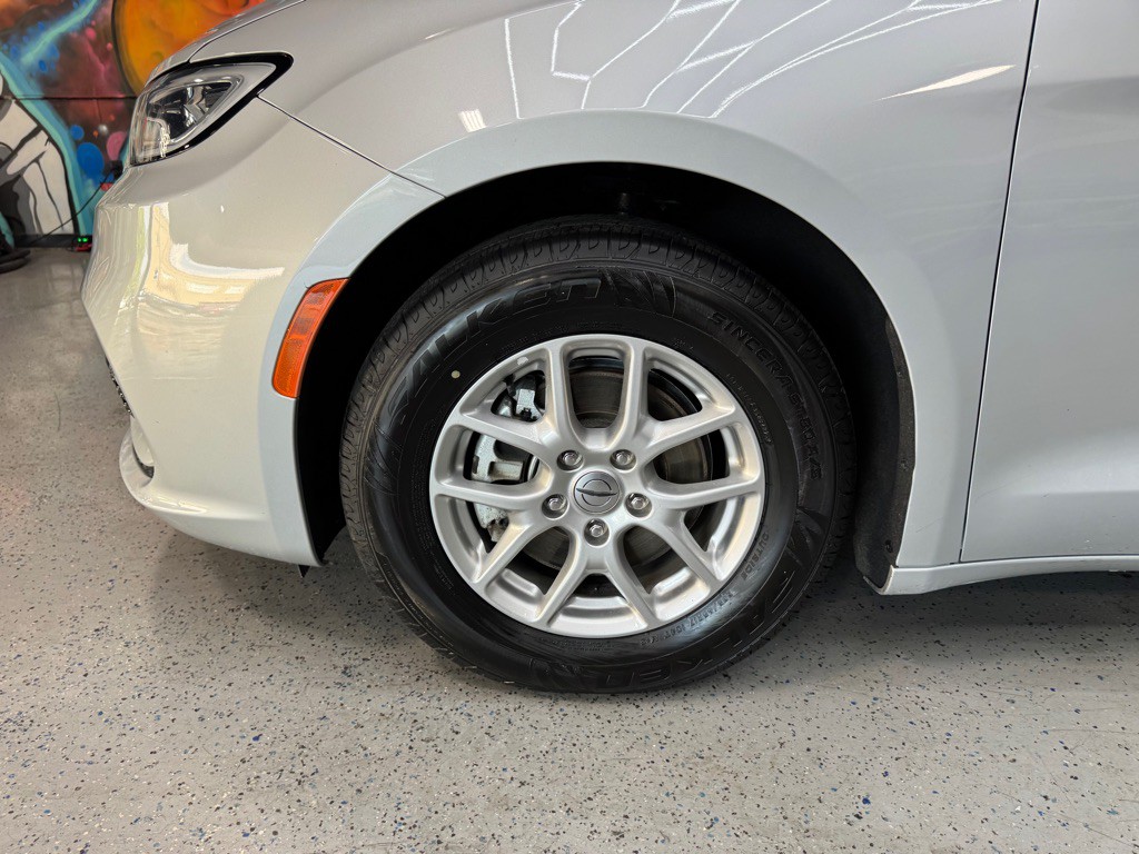 2024 Chrysler Pacifica Image 23