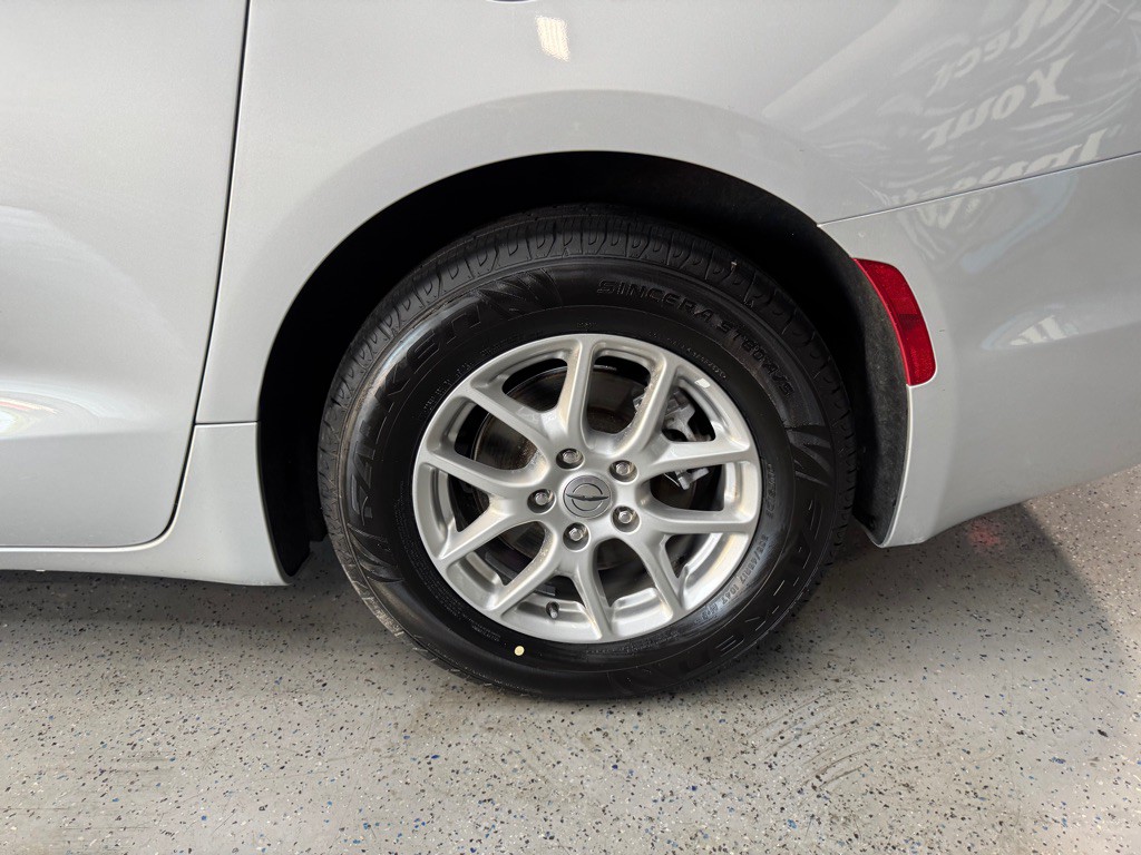 2024 Chrysler Pacifica Image 24