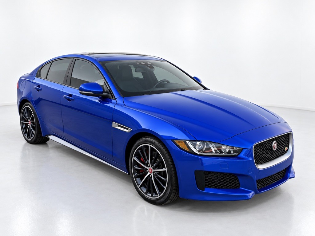 2018 Jaguar XE Image 2