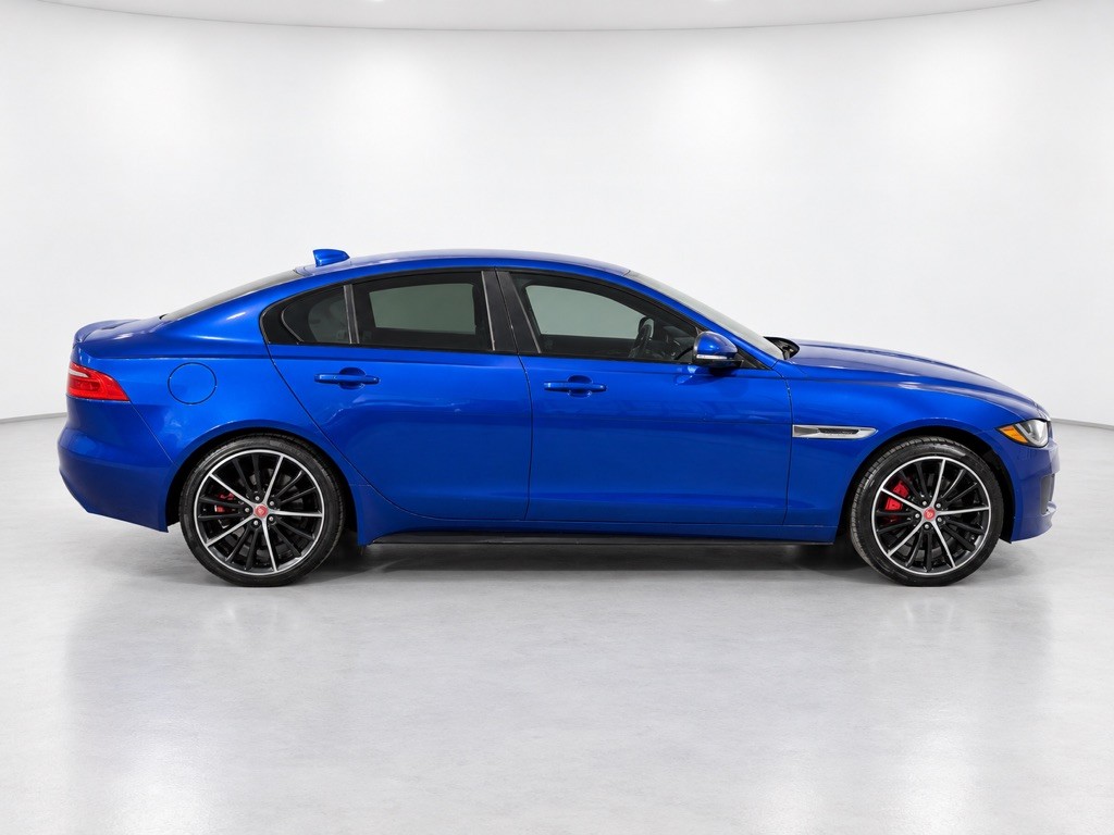 2018 Jaguar XE Image 3
