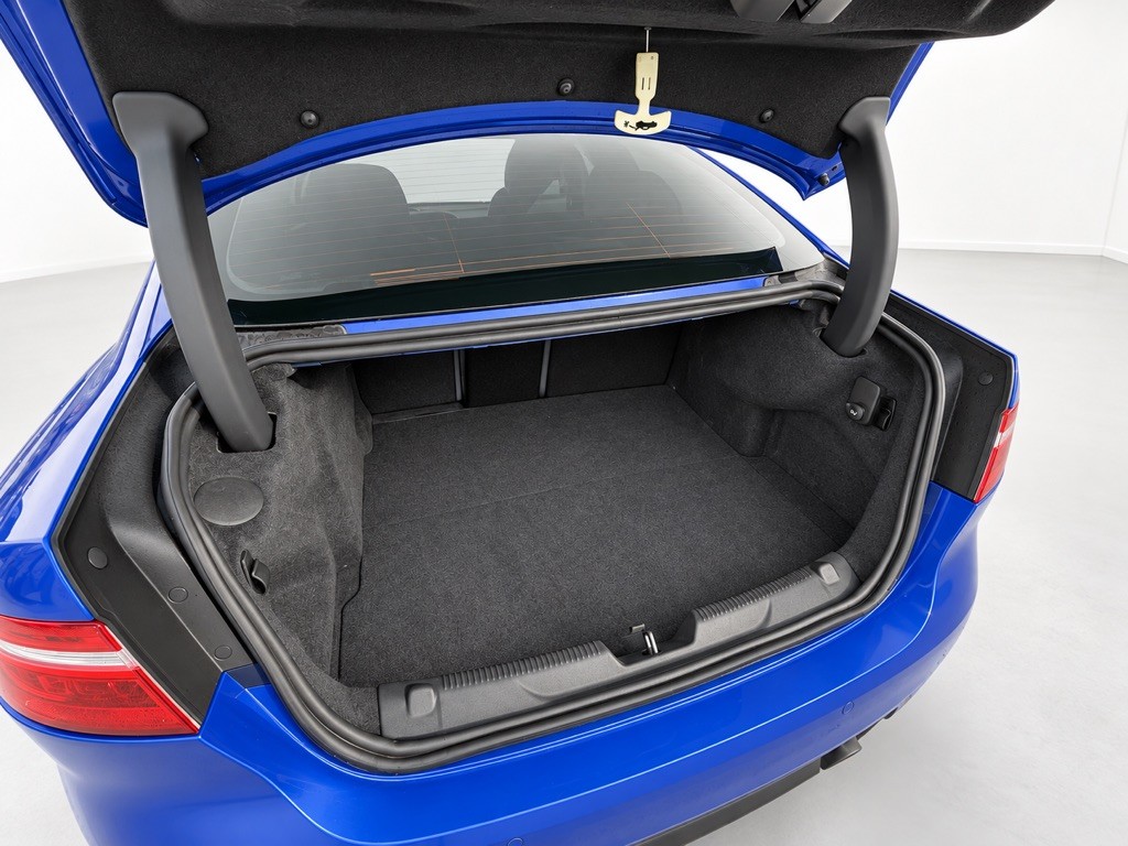 2018 Jaguar XE Image 5