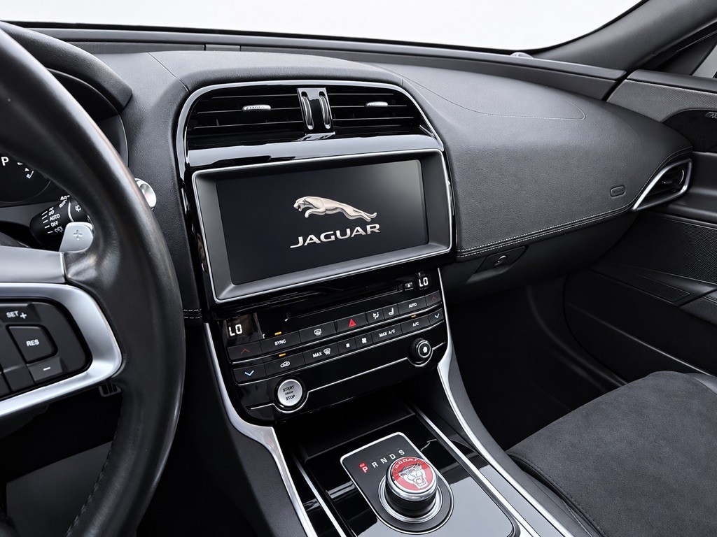 2018 Jaguar XE Image 12