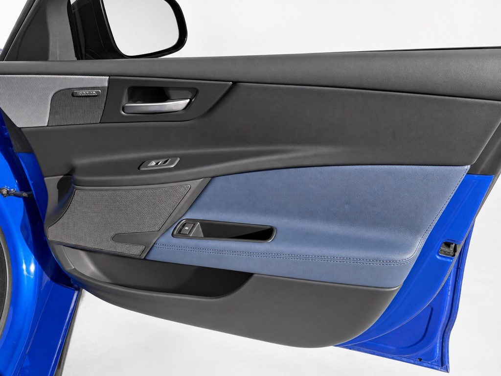 2018 Jaguar XE Image 13