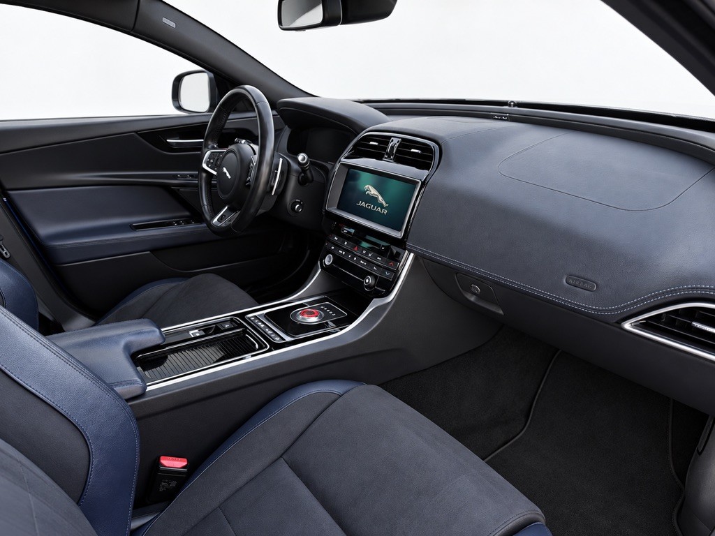 2018 Jaguar XE Image 16