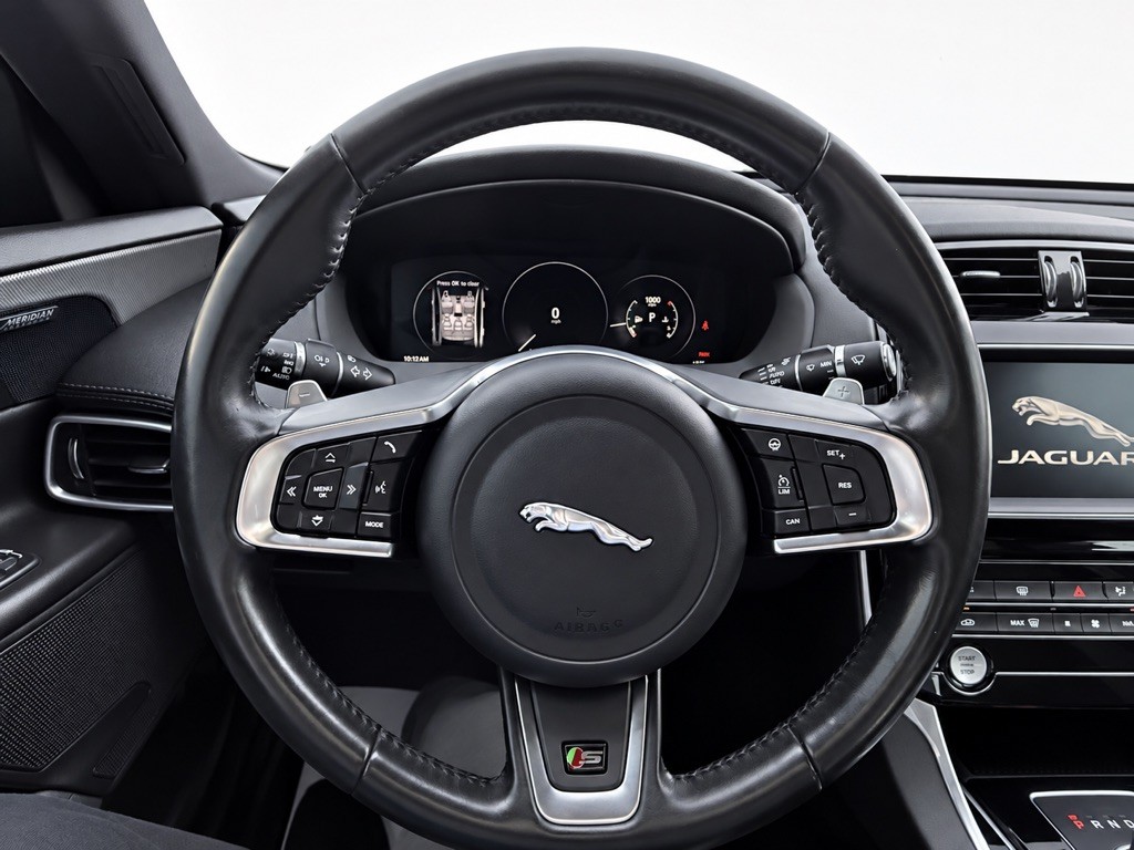 2018 Jaguar XE Image 18