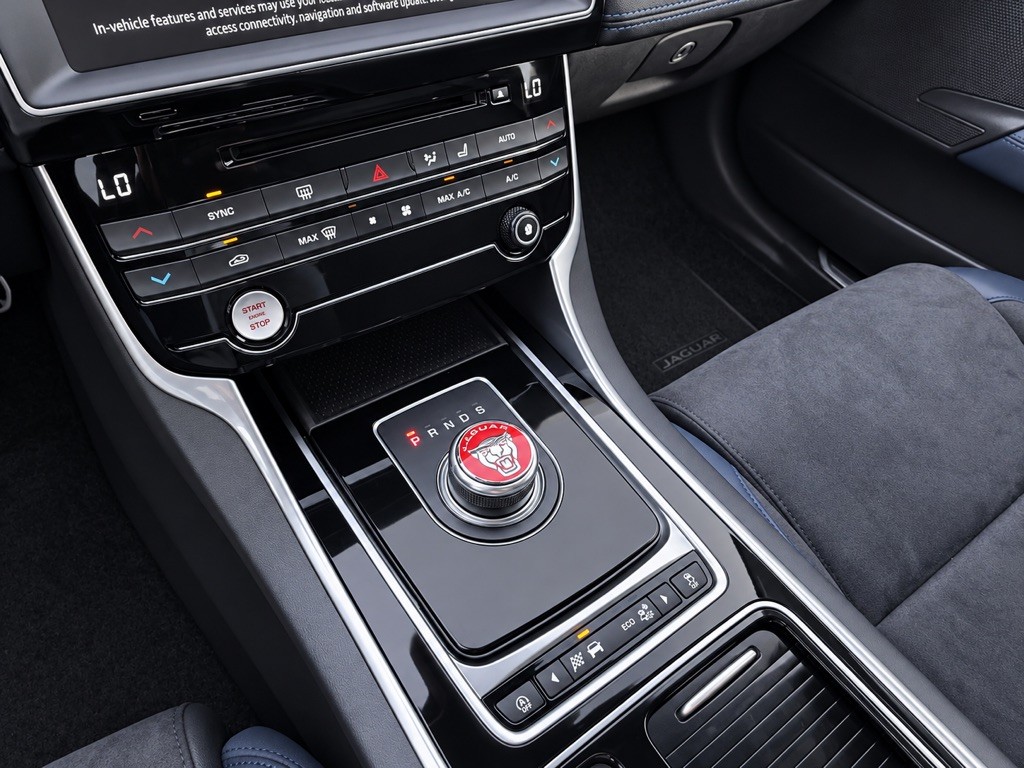 2018 Jaguar XE Image 21