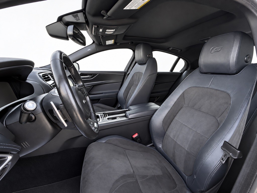 2018 Jaguar XE Image 22