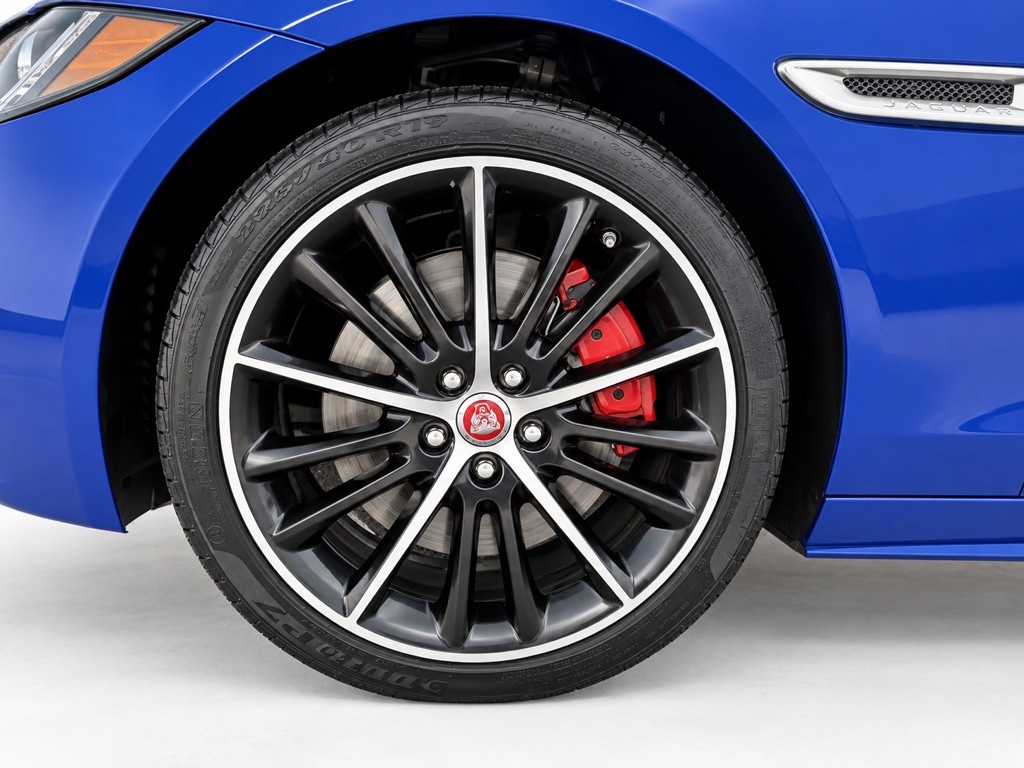 2018 Jaguar XE Image 25