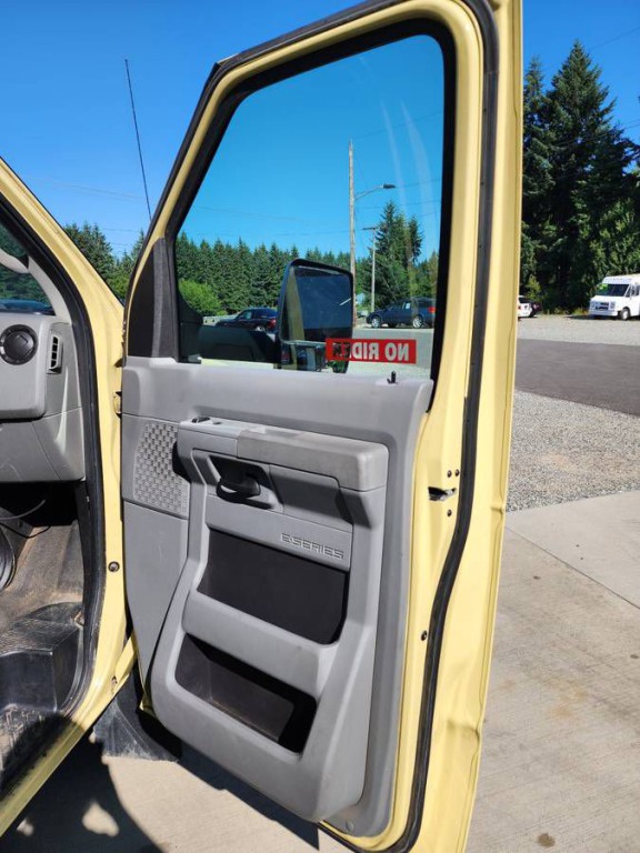 2011 Ford E-450 Image 15