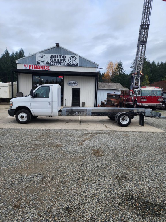 2011 Ford Econoline Image 2