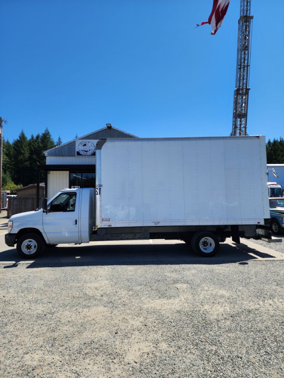 2011 Ford Econoline Image 2