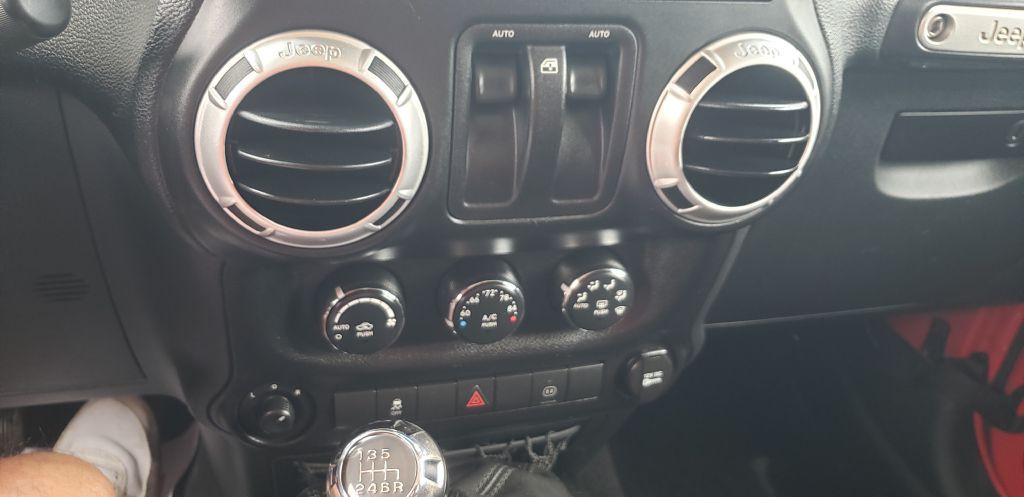 2012 Jeep Wrangler Image 20