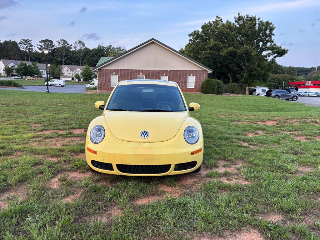 2008 Volkswagen Beetle Image 2